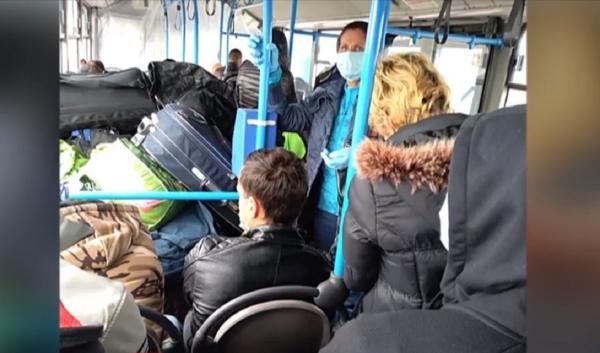 Români veniți din străinătate, trimiși spre locul de carantină cu autobuze supraaglomerate
