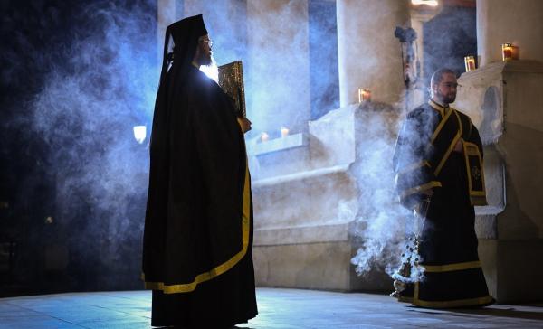 Regulile de prevenţie din 15 mai provoacă dispută între stat şi biserică