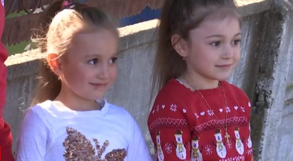 Un fotograf din Galați le-a oferit tablete copiilor nevoiaşi