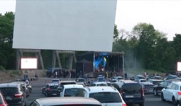 Cinematografele de tip drive-in revin la modă, din cauza restricțiilor care au închis sălile de spectacole