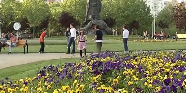 Bucureștenii au liber la plimbări prin parc, de vineri, cu respectarea distanțării sociale