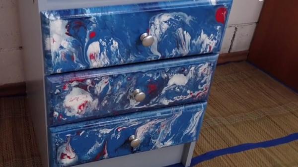 Lecţia de bricolaj. Cum putem transforma un birou vechi într-o noptieră nouă