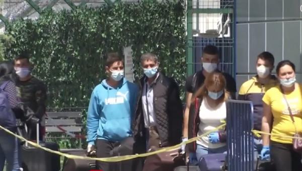Lipsa banilor îi obligă pe mulţi români să plece la muncă peste hotare