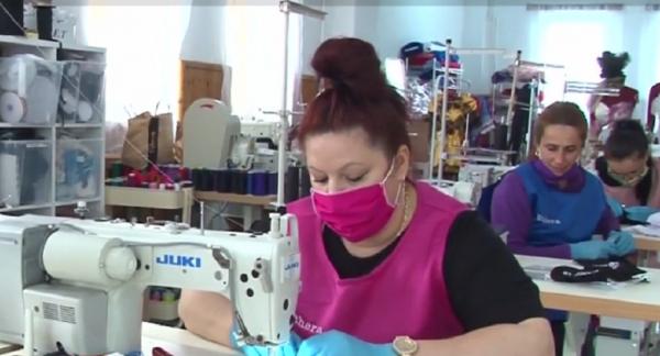 Măști colorate pentru ieșirea din anonimat, confecționate în Ploieşti