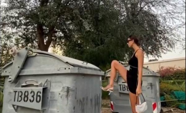 Doamnele și domnișoarele au transformat aruncarea gunoiului într-o prezentare de modă, din cauza izolării