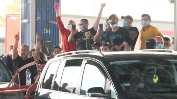 Români revoltați în aglomerația de la Nădlac. ”Apă nu, mâncare nu. De 14 ore”