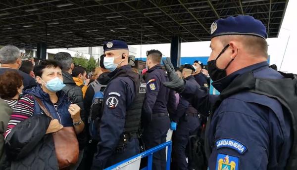 Tensiuni la Nădlac. Jandarmii încearcă să-i distanțeze pe românii care așteaptă cu miile în vamă (Video)