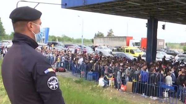 Cozi uriaşe, pentru a doua zi, la vama Nădlac. Mii de români au aşteptat cu orele