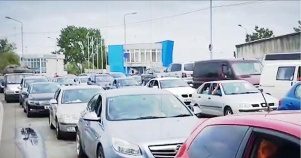 Mii de români continuă să intre în țară, prin Vama Nădlac 1, unde timpii de așteptare se mențin ridicați