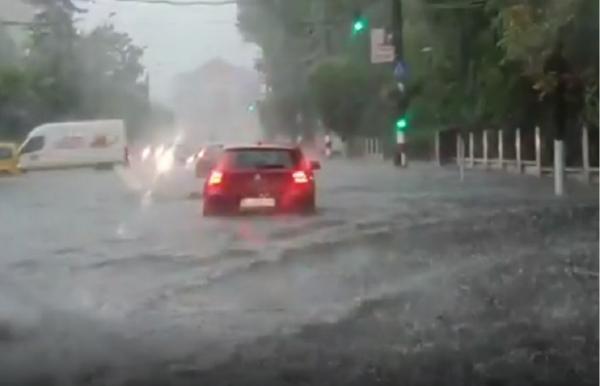 Orașul Târgu Jiu, inundat după o ploaie torențială de o oră (Video)