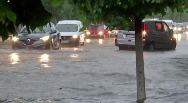 Ploile abundente, vântul puternic şi grindina au provocat pagube în toată ţara