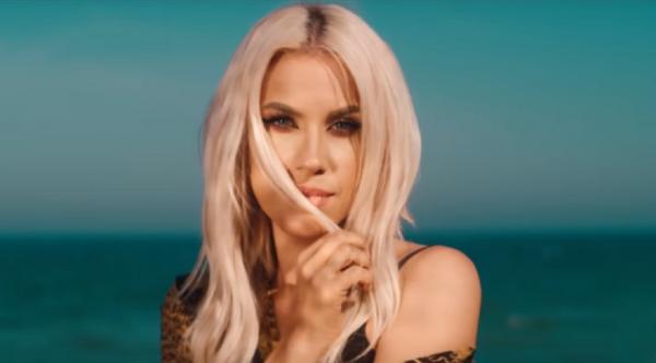 Amna, o noua colaborare cu Dorian Popa. Videoclipul piesei a fost filmat la malul mării