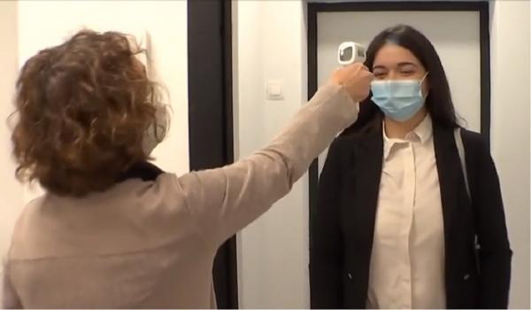 Vizionările de apartamente, doar cu masca de protecție și după luarea temperaturii