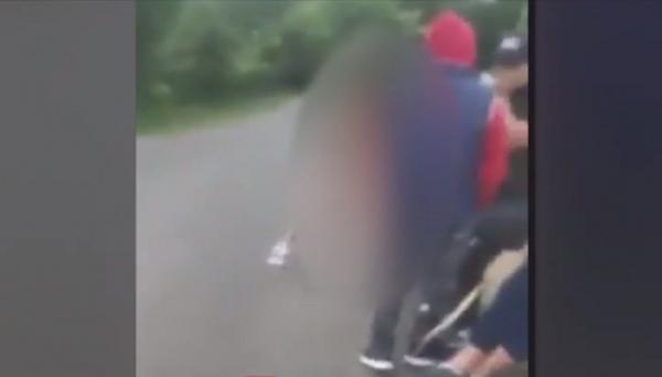 Un copil din Neamț a fost bătut cu sălbăticie de un individ în pielea goală