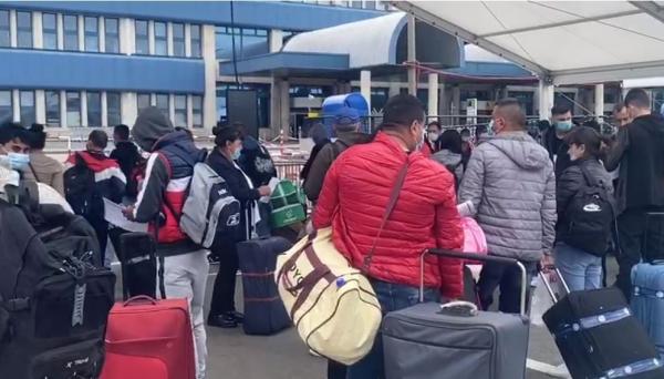 Românii se întorc la muncă în Italia și Anglia și au uitat de pandemie. Aglomerație în fața aeroportului Otopeni (Video)