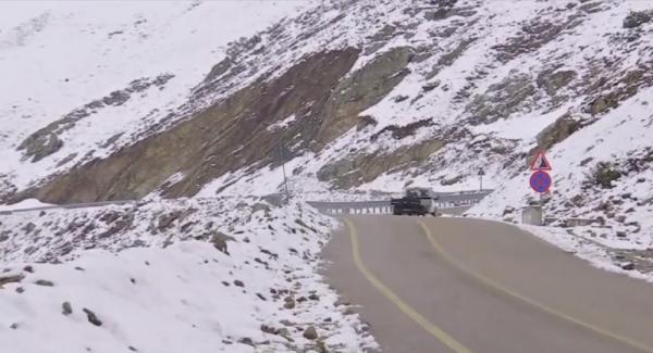 Drumarii au ieşit din nou cu utilajele de deszăpezire, la munte