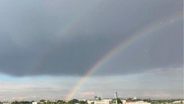 Un curcubeu dublu a fost surprins pe cerul Bucureștiului, după o ploaie torențială (Video)
