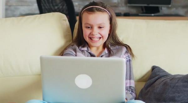 Educație online la nivel de excelență datorită profesorilor de la Clubul de Excelenţă al Fundaţiei Dan Voiculescu