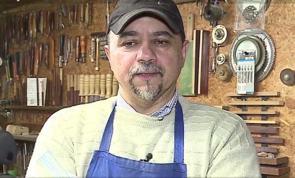 Un lutier renumit din Reghin îşi vindecă suferinţa prin muncă, după ce şi-a pierdut soţia infectată cu Covid-19