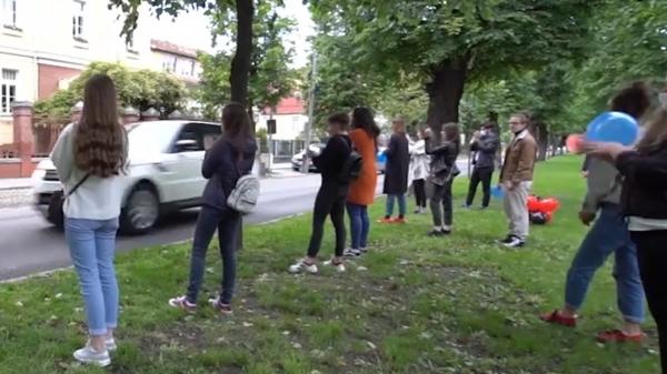 Festivităţi de absolvire făcute la distanţă, pentru liceeni, în 2020