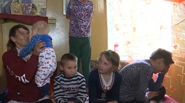 O familie cu 10 copii din Suceava luptă să supraviețuiască după un incendiu care a distrus tot ce avea