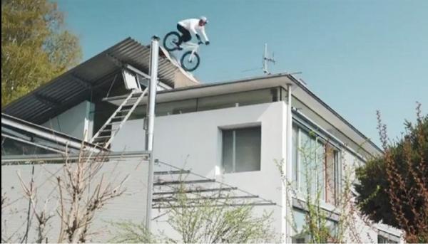 Un celebru biciclist și-a transformat casa și curtea în traseu de competiție (Video)