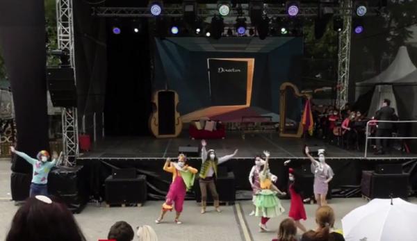 Opera Comica pentru Copii şi-a redeschis porţile. „Directorul de teatru” s-a jucat în curtea insituţiei