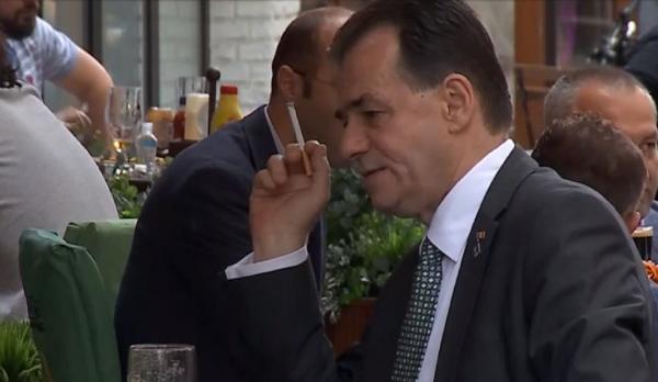 Ludovic Orban, relaxat la terasă în Centrul Vechi al Capitalei