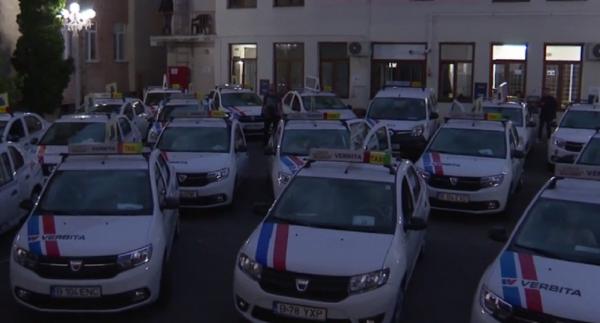 Vizionare de film din taxi, în aer liber, în curtea unui cinematograf din Arad