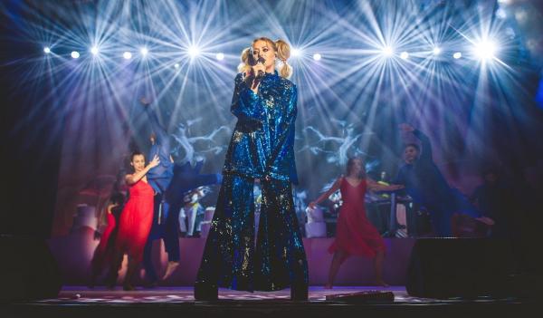 Delia și-a invitat fanii la iarbă verde. Artista a susținut un super concert în aer liber