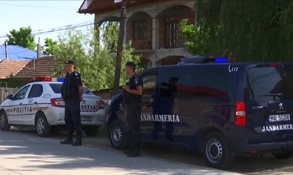 Zeci de polițiști și jandarmi patrulează printr-un oraș din Vaslui afectat de conflictul dintre două clanuri rivale
