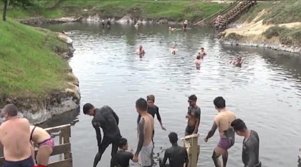 Fenomen inedit la Ocna Sibiului. Opt tineri nepalezi s-au bucurat de lacurile sărate şi de nămol