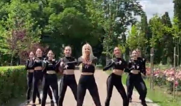 Andreea Ignat a lansat single-ul „Pe tocuri franțuzești”