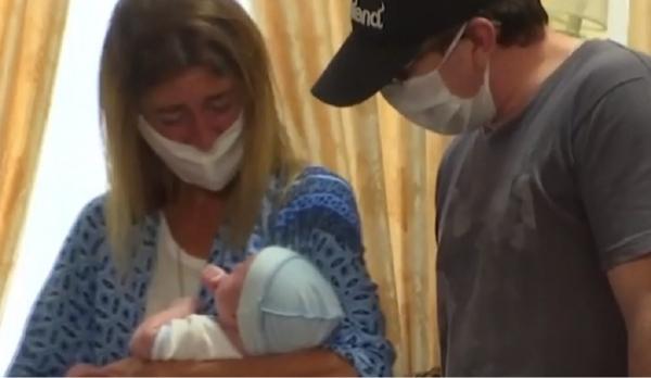 Zeci de părinţi şi-au strâns în braţe, pentru prima dată, bebeluşii născuţi din mame-surogat în Ucraina (Video)