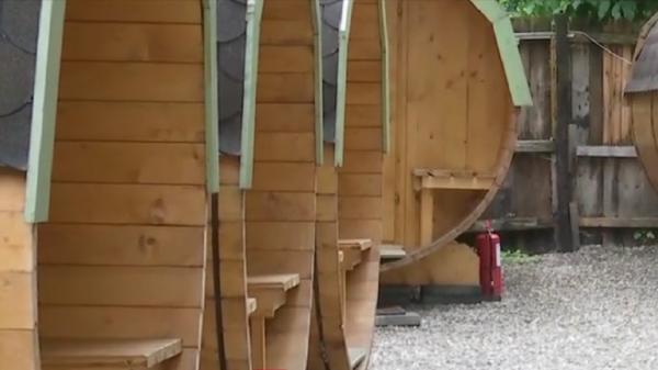 Cazare la butoi sau într-un cort de lux, în Braşov