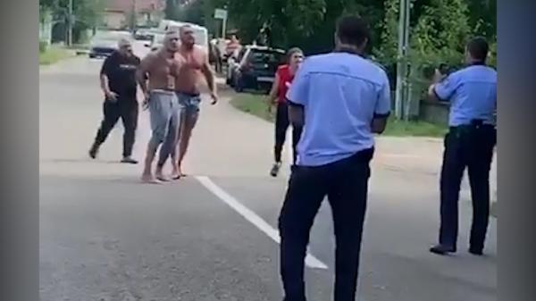 Polițiști amenințați și înjurați de un tânăr pe care l-au încătușat și de prietenii săi, în Gorj