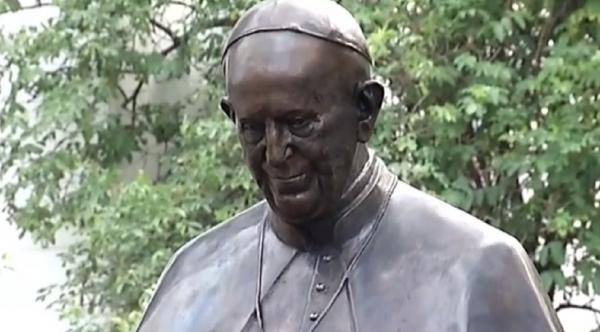 Papa Francisc are statuie la București, în memoria vizitei istorice în România
