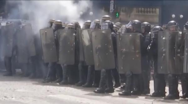 Violențele degenerează în toată lumea. În Franţa un protest al medicilor s-a transformat în adevărate lupte de stradă