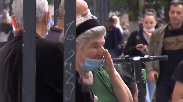 Masca de protecție, mai mult în buzunar decât pe față. Regulile de igienă sunt încălcate cu grație