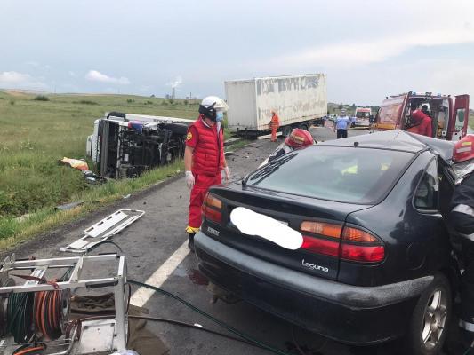 Primele imagini ale carnagiului de la Craiova, unde două femei și un bărbat au murit în mașina zdrobită de un TIR (video)