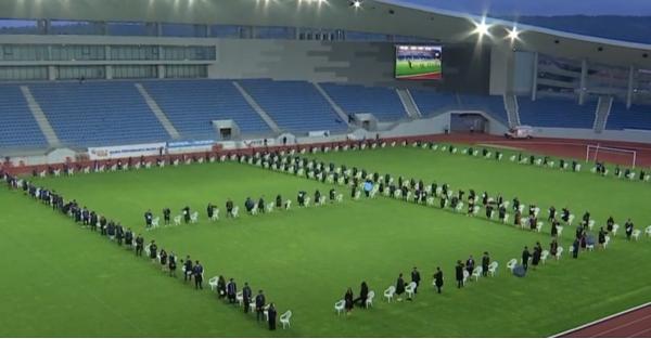 Absolvenții unui liceu din Târgu Jiu au sărbătorit evenimentul pe stadionul din oraș (Video)