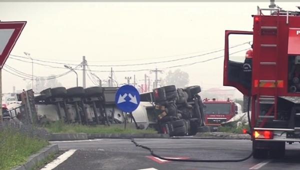Cisterna răsturnată pe autostrada București-Pitești putea provoca un dezastru