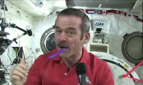 Periajul dinților, o provocare pentru astronauții de pe Stația Spațială Internațională