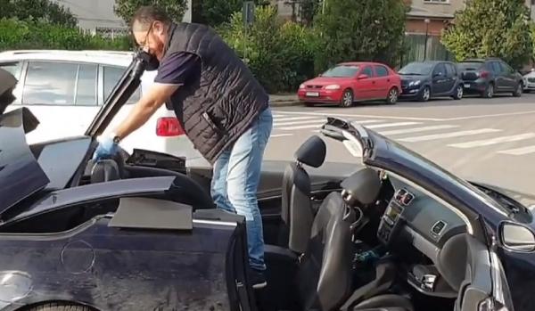 Tânără în comă după ce şi-a prins capul în trapa maşinii decapotabile, pe litoral