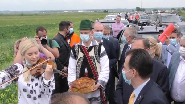 Premierul Orban, întâmpinat cu vioara pe câmp, la Rădăuți
