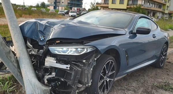 BMW de 100.000 de euro distrus și abandonat, în Mamaia. Șoferul a fugit cu numerele mașinii (video)