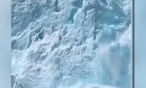 Ghețar surprins în timp ce se despinde din calotă, în Alaska