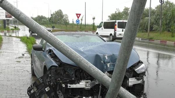 Misterul bolidului de lux abandonat de șofer după un accident, în Mamaia