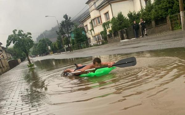 Rafting cu salteaua gonflabilă, pe străzile din Vatra Dornei