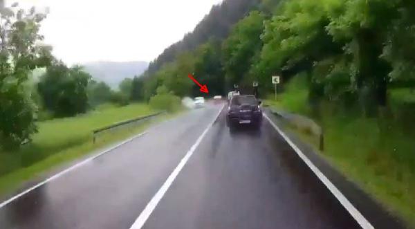 Depăşire la limită pe o șosea din Maramureș. Șoferul trece razant printre mașini și pierde controlul volanului (Video)